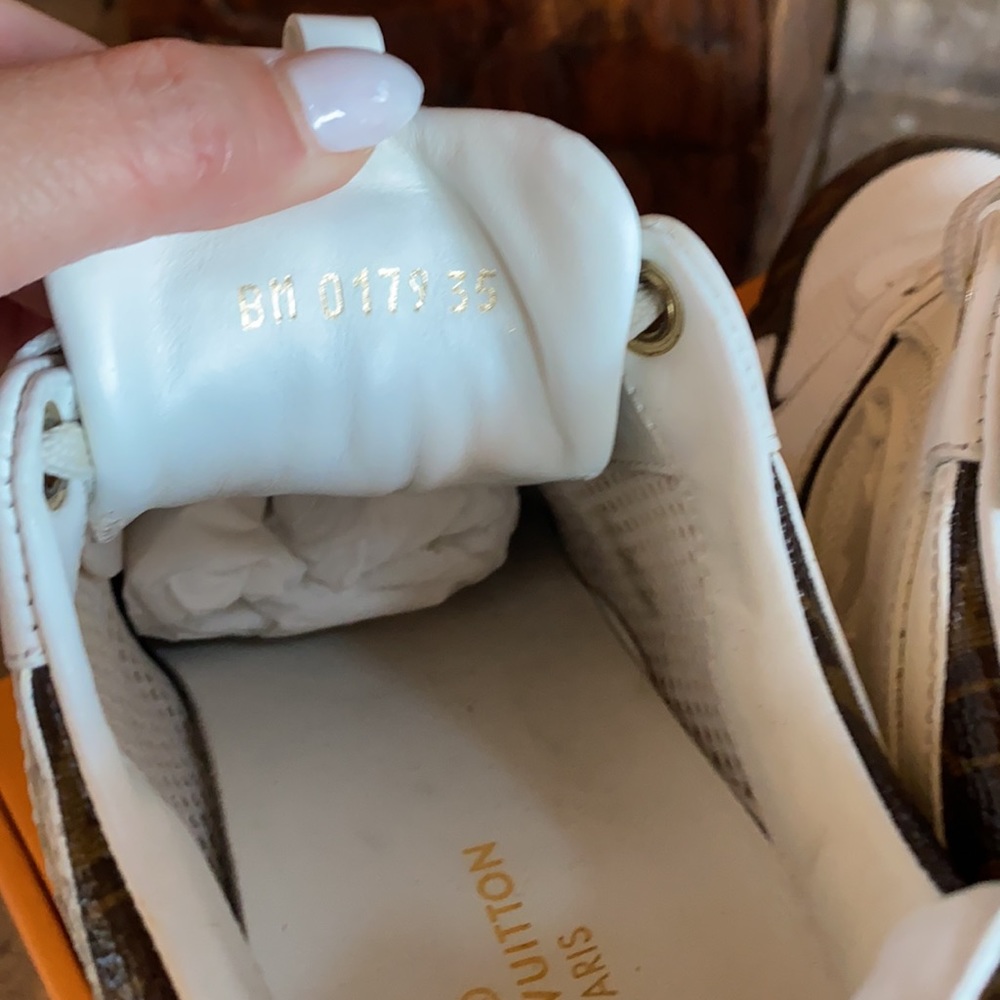 Auth. Louis Vuitton Run away sneaker - Picture 3 of 10